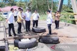 Wali kota bersama DPRD Sumut meninjau sekolah rakyat dan jembatan rusak di Padangsidimpuan