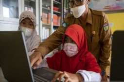 Disdikbud Parimo berikan bantuan operasional untuk 71 SD