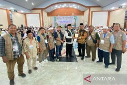 Impun Siregar terima Anugerah Kakan Kemenag Terinformatif 2025