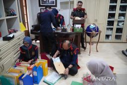 Jaksa menggeledah rumah Alex Noerdin terkait dugaan korupsi Pasar Cinde