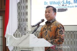 Nearly 21 percent of Indonesian children raised fatherless