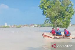 Seorang korban banjir di Karawang ditemukan meninggal