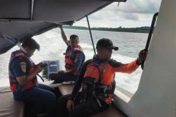Tim SAR gabungan  evakuasi penumpang KM Sumber Hidup 03
