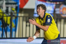 Oxford United pertahankan Ole Romeny dan Marselino Ferdinan