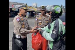 Ditlantas Polda Babel bagikan puluhan paket sembako ke pengendara