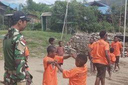 Prajurit Satgas Yonif 614/RJP ajarkan calistung ke anak Kanggime