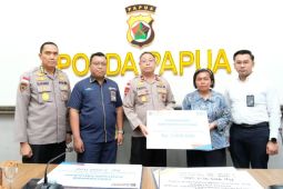 Tiga keluarga anggota Polri yang gugur diserang KKB menerima santunan