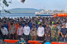 Warga, tim SAR shalat ghaib dan doa bersama untuk korban KMP Tunu