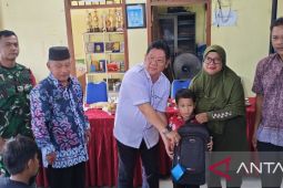Bangka Tengah salurkan bantuan perlengkapan sekolah