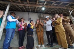 PLN lewat program Light Up The Dream bantu pemasangan listrik gratis untuk keluarga kurang mampu