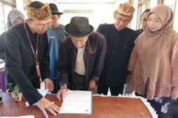 Dispertan Garut membantu petani yang gagal panen dampak bencana alam