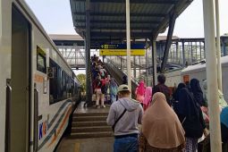Ribuan penumpang padati Stasiun Malang saat hari terakhir libur sekolah