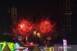 Pesta kembang api memeriahkan penutupan Jakarta Fair 2025