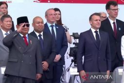 Prabowo beri hormat ketika kontingen Indonesia tampil di Bastille Day