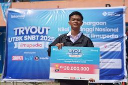 Alumnus SMAN 2 Parepare menerima bantuan pendidikan dari Telkomsel