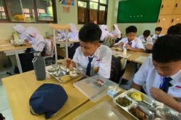 Sebanyak 370 siswa baru SMPN 1 Lamongan terima MBG awal tahun ajaran