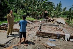 Wabup Adlin Tambunan tinjau dan salurkan bantuan korban angin puting beliung