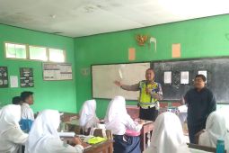 Polres Garut mengedukasi siswa baru tentang sadar hukum di kegiatan MPLS