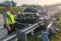 Polisi evakuasi 3 korban tewas di Tol Batang-Semarang