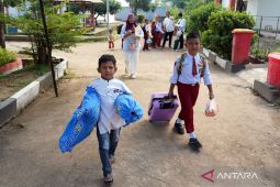 Siswa di Makassar antusias di hari pertama masuk sekolah