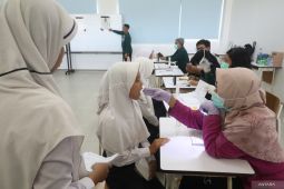 Pemeriksaan kesehatan di sekolah rakyat menengah atas