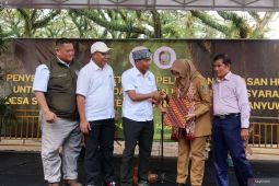 Menhut serahkan pelepasan kawasan hutan untuk masyarakat