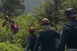 Damkar Bandung berhasil evakuasi empat mahasiswa terjebak di kawasan Tebing Keraton