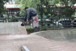 Taman Pramuka Bandung tempat favorit bermain skateboard, berikut trik papan skate!
