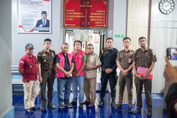 Kejari Alor menahan dua tersangka dugaan korupsi senilai Rp1,2 miliar