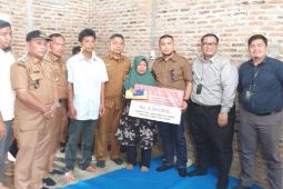 Bupati Labura Serahkan Bantuan Kemensos kepada Keluarga Korban Tertimpa Pohon Aren