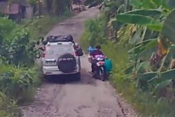 Kakek-Nenek Pelancong Asia Tenggara soroti kerusakan Jalan di Pulau Nias