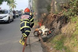Damkartan Kota Jambi padamkan motor terbakar akibat percikan api