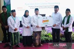 Baznas RI dan Menko Muhaimin salurkan bantuan Zmart Pesantren di Jatim