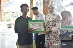 Pemkab Batang Hari serahkan bantuan kepada korban terdampak bencana