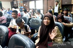 Puluhan pelajar SMPN 1 Sampit ikuti rapat paripurna di gedung DPRD