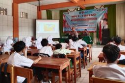 Polisi mengedukasi pelajar di Garut soal larangan berkendara