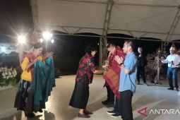 Etnis Simalungun Ulosi Tiga Pimpinan Labura di Pagelaran Budaya