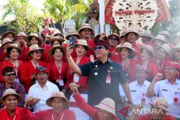 364 orang PPPK Kabupaten Tabanan pakai topi klangsah khas Bali saat upacara pelantikan
