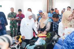 Khofifah serahkan bansos Rp6,7 miliar untuk buruh rokok Bojonegoro