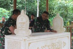 Korem Lilawangsa kerahkan ratusan prajurit bawa material pemugaran makam Cut Meutia