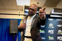 Jones ingin hadapi siapa pun juara kelas berat saat UFC Gedung Putih