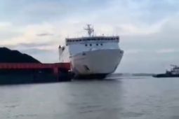KM Dharma Kartika II tabrak tali tongkang batu bara di Sungai Telang