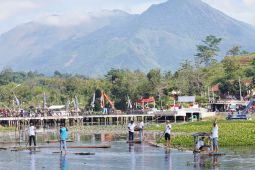 Pemkab Garut terus berupaya wisata Situ Bagendit bebas dari gulma