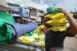 Bulog salurkan beras SPHP pedagang pasar tradisional Manado