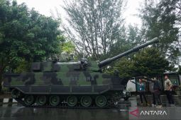 TNI AD memamerkan 105 alutsista dalam upacara militer di Batujajar Bandung