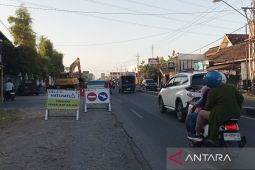 Bantul mengerahkan alat berat untuk pekerjaan pelebaran jalan batas kota