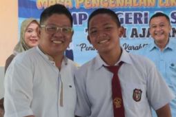 Pemkab Bangka Tengah bagikan paket perlengkapan sekolah ke pelajar kurang mampu