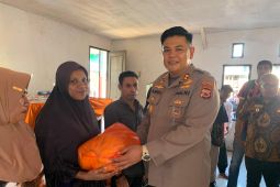 Polres Bursel salurkan bantuan sembako bagi 138 warga terdampak bencana alam banjir