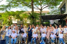 Di sekolah gratis tidak ada lagi beban biaya apapun ke siswa