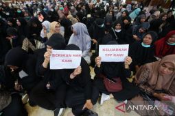 FOTO - Demo nakes RSU Zainoel Abidin tuntut TPP